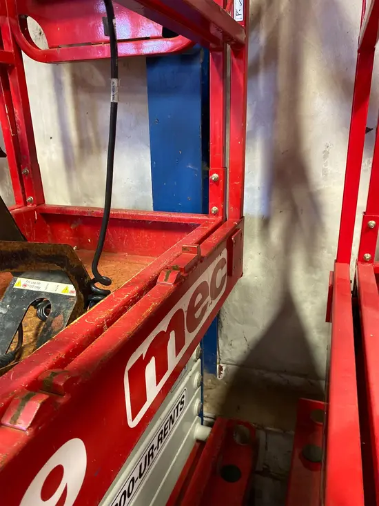 2018 MEC MICRO 19 Scissor Lift