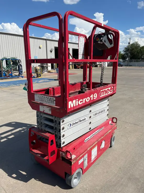 2018 MEC MICRO 19 Scissor Lift