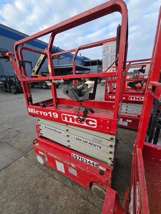2017 MEC MICRO 19 Scissor Lift
