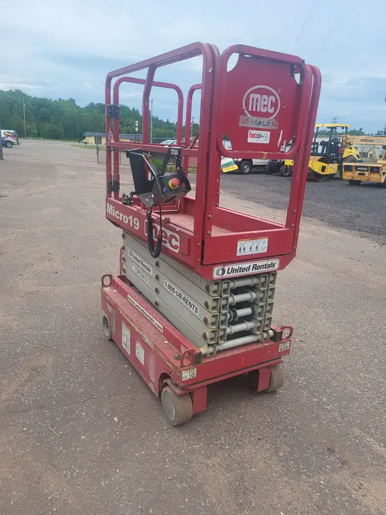 2018 MEC MICRO 19 Scissor Lift
