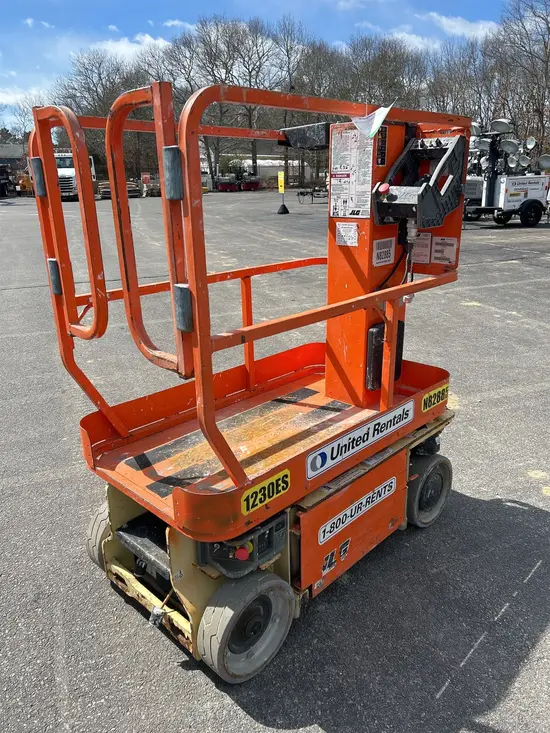 2014 JLG 1230ES Self-Propelled One-Person Lift