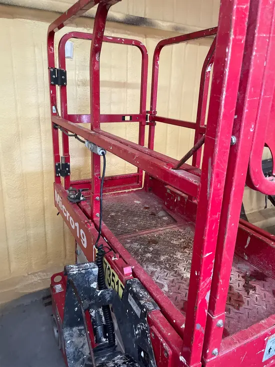 2018 MEC MICRO 19 Scissor Lift