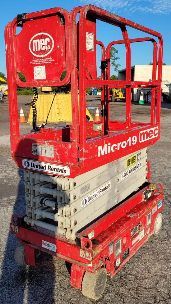 2017 MEC MICRO 19 Scissor Lift
