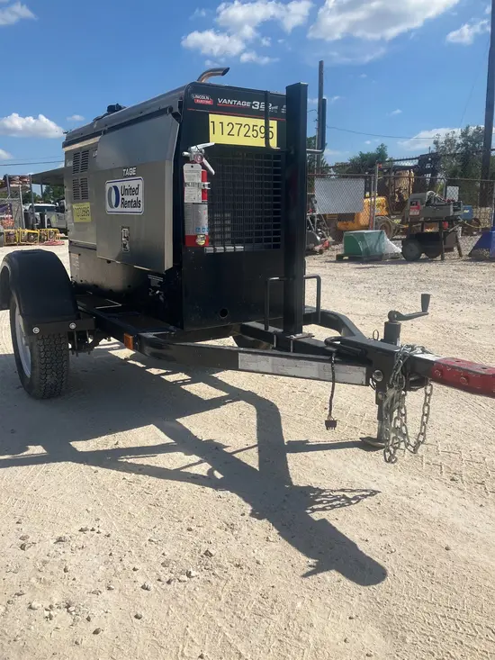 2021 Lincoln Electric VANTAGE 322 Welder