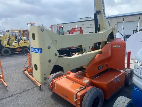 2014 JLG E400AJPN Articulating Boom Lift