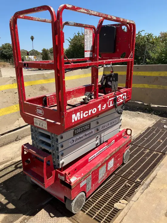 2018 MEC MICRO 19 Scissor Lift