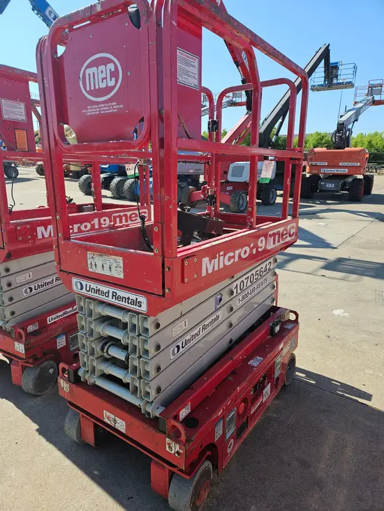 2018 MEC MICRO 19 Scissor Lift