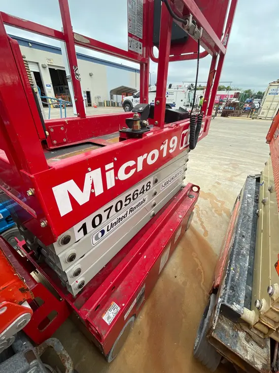 2018 MEC MICRO 19 Scissor Lift