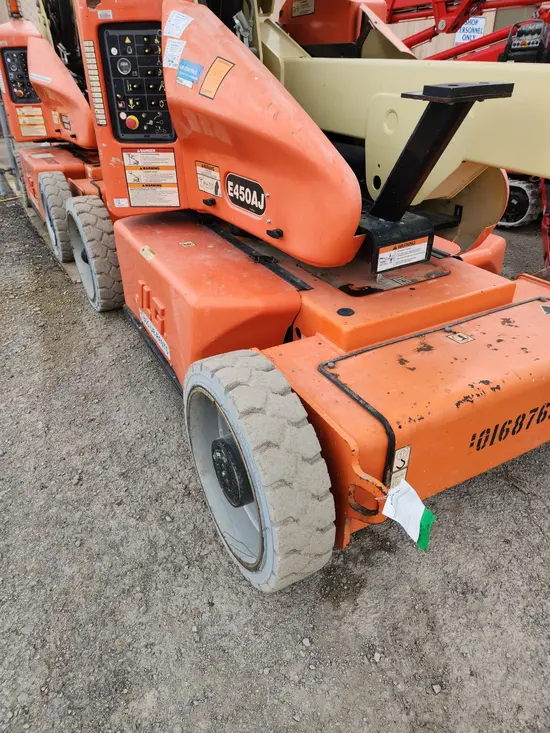 2013 JLG E450AJ Articulating Boom Lift