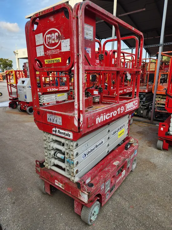 2017 MEC MICRO 19 Scissor Lift
