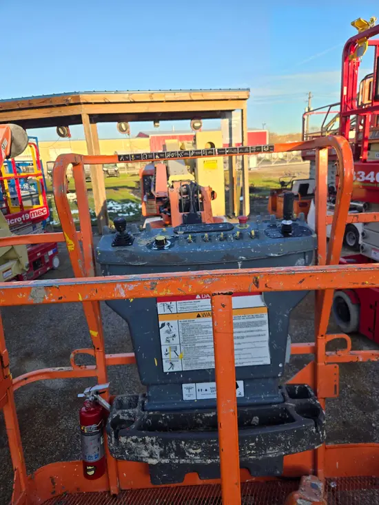 2013 JLG E400AJP Articulating Boom Lift