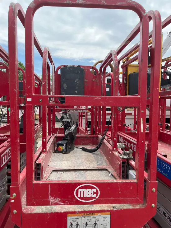 2017 MEC MICRO 19 Scissor Lift