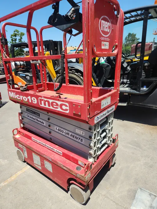 2019 MEC MICRO 19 Scissor Lift