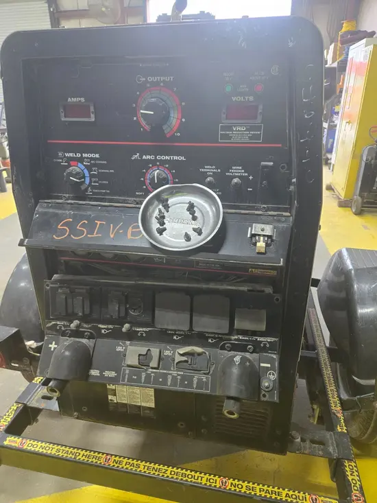 2021 Lincoln Electric VANTAGE 322 Welder