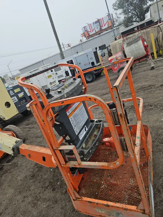 2014 JLG E400AN Articulating Boom Lift