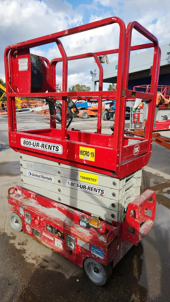 2017 MEC MICRO 19 Scissor Lift