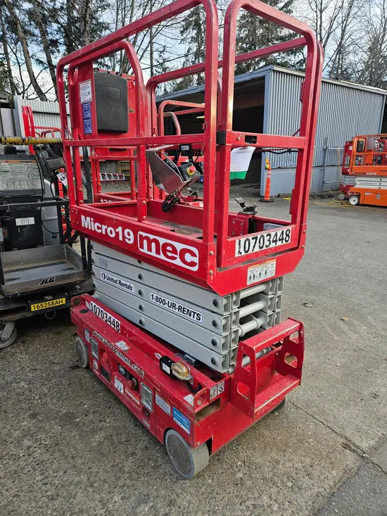 2017 MEC MICRO 19 Scissor Lift