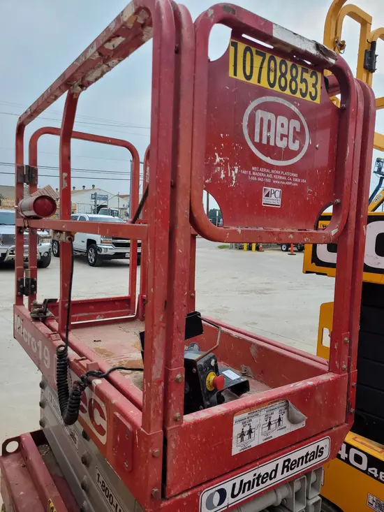 2018 MEC MICRO 19 Scissor Lift