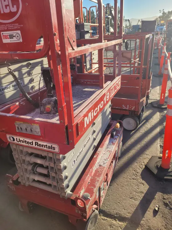 2018 MEC MICRO 19 Scissor Lift