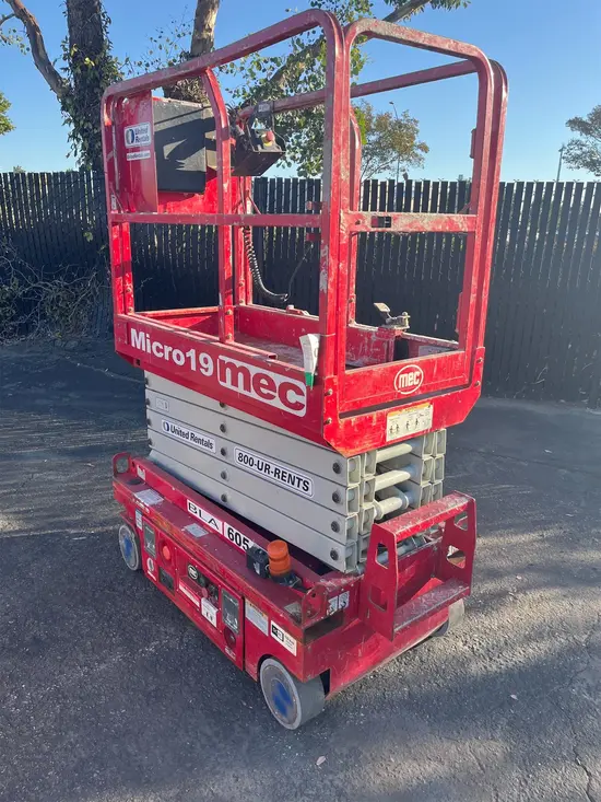 2018 MEC MICRO 19 Scissor Lift