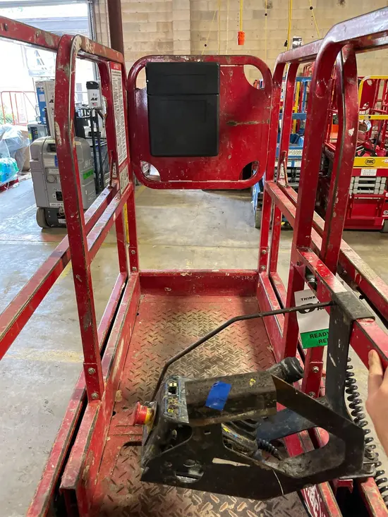 2018 MEC MICRO 19 Scissor Lift