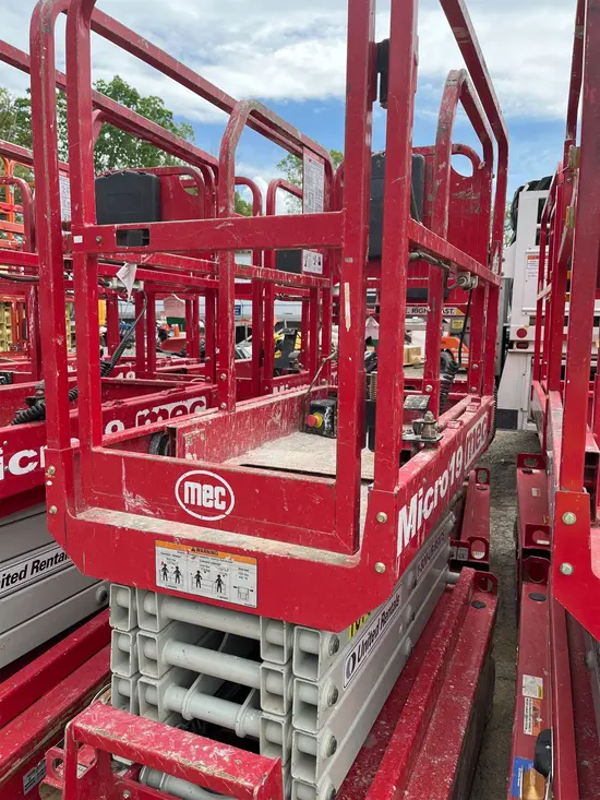 2017 MEC MICRO 19 Scissor Lift