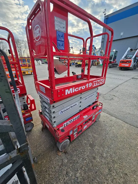 2017 MEC MICRO 19 Scissor Lift