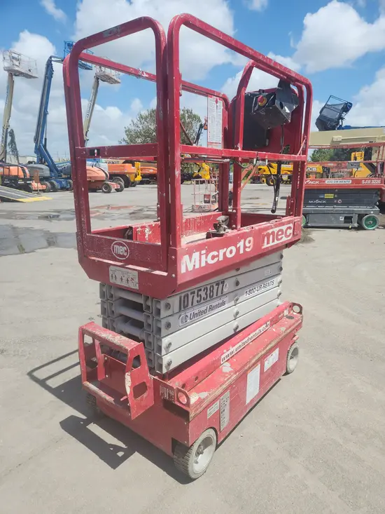 2018 MEC MICRO 19 Scissor Lift