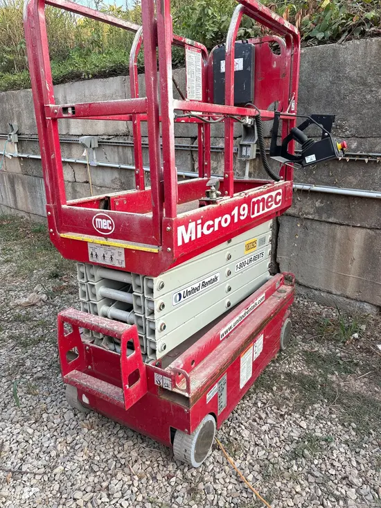 2018 MEC MICRO 19 Scissor Lift