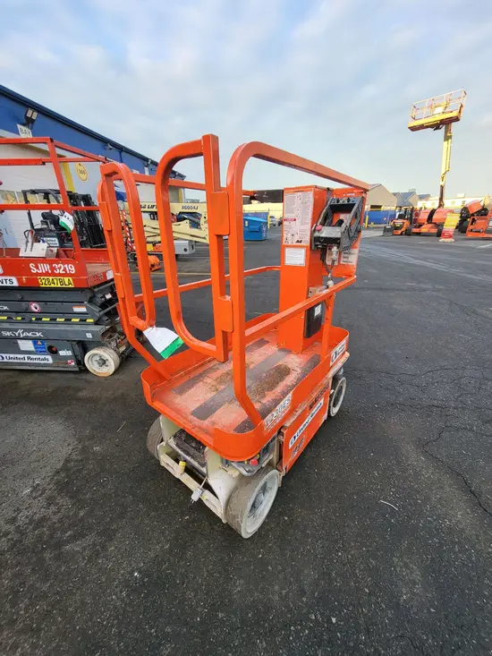2016 JLG 1230ES Self-Propelled One-Person Lift