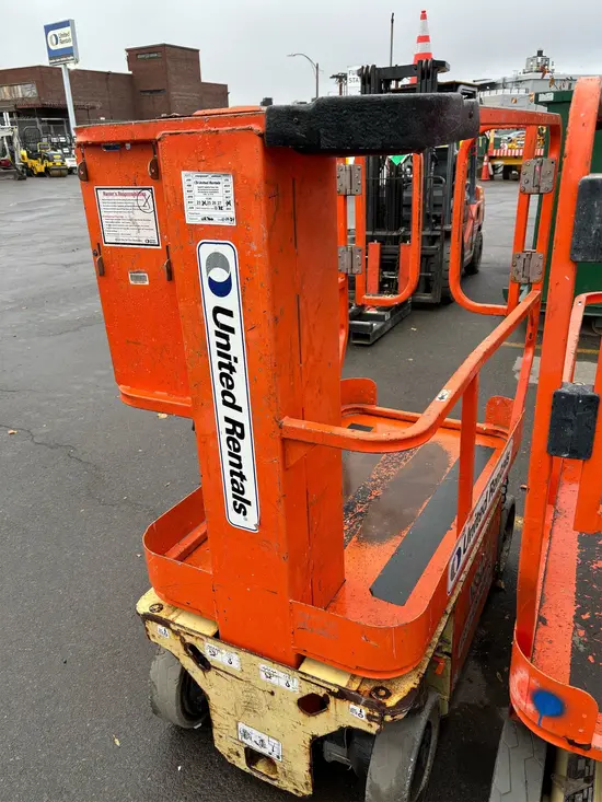 2014 JLG 1230ES Self-Propelled One-Person Lift