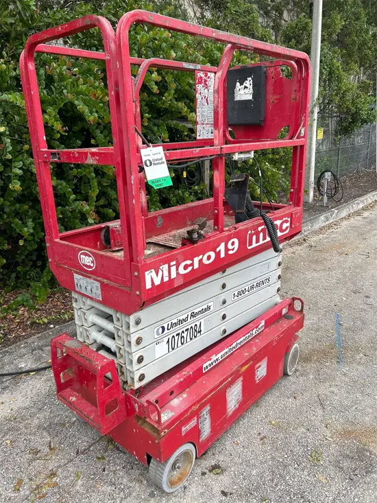 2018 MEC MICRO 19 Scissor Lift