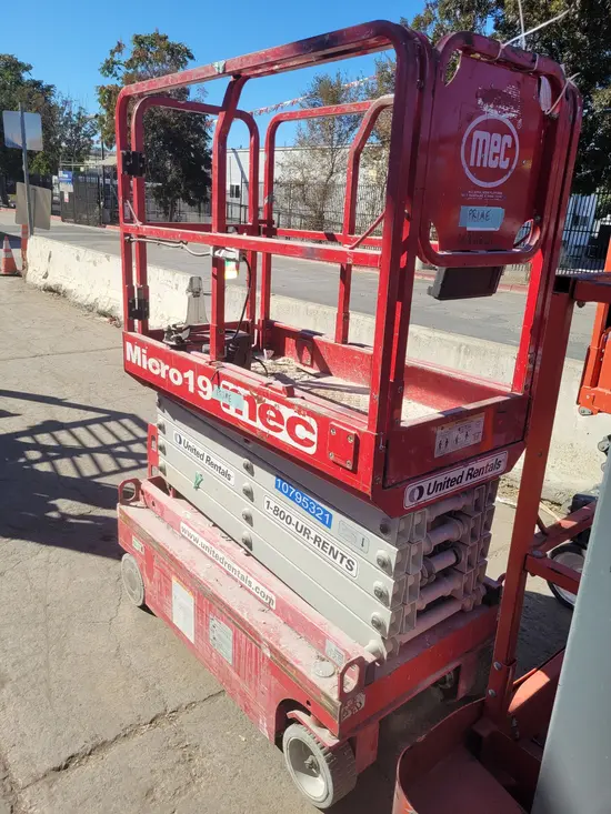 2018 MEC MICRO 19 Scissor Lift