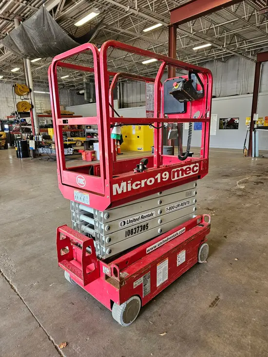 2018 MEC MICRO 19 Scissor Lift