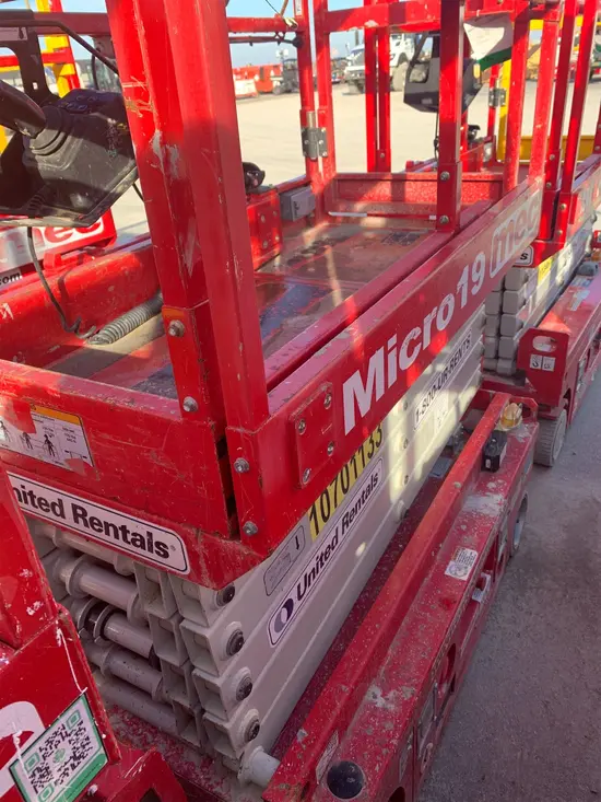 2017 MEC MICRO 19 Scissor Lift