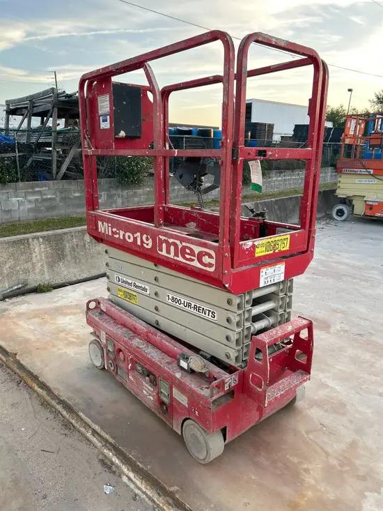 2017 MEC MICRO 19 Scissor Lift