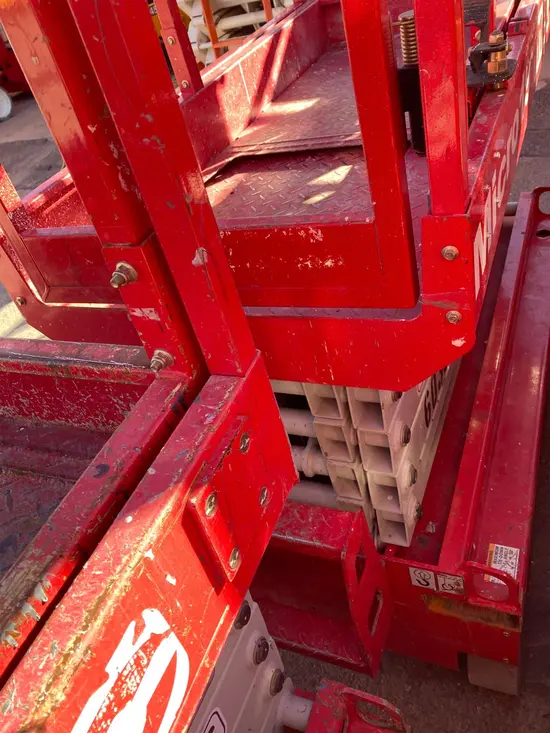 2018 MEC MICRO 19 Scissor Lift