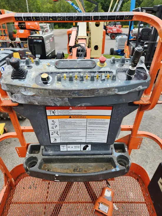 2014 JLG E400AJPN Articulating Boom Lift
