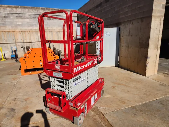 2017 MEC MICRO 19 Scissor Lift