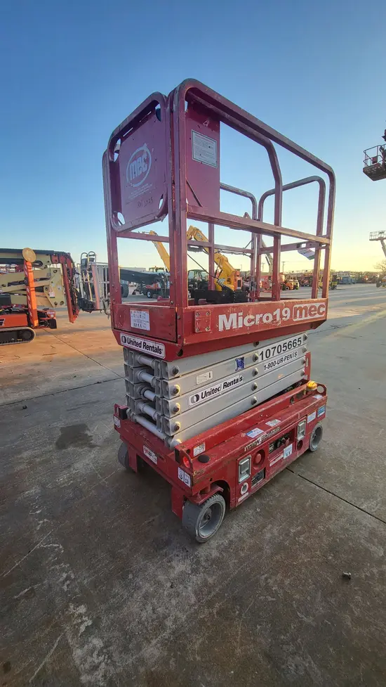 2018 MEC MICRO 19 Scissor Lift