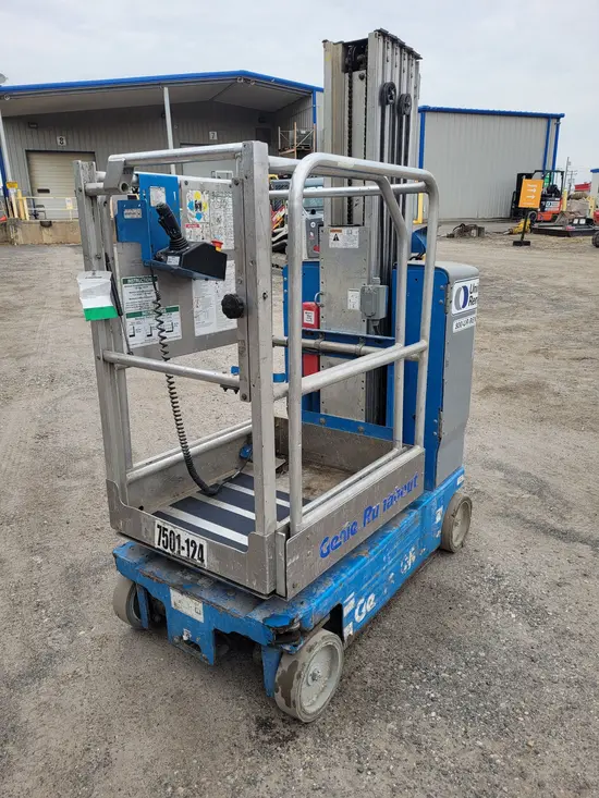 2017 Genie GR-20 Self-Propelled One-Person Lift