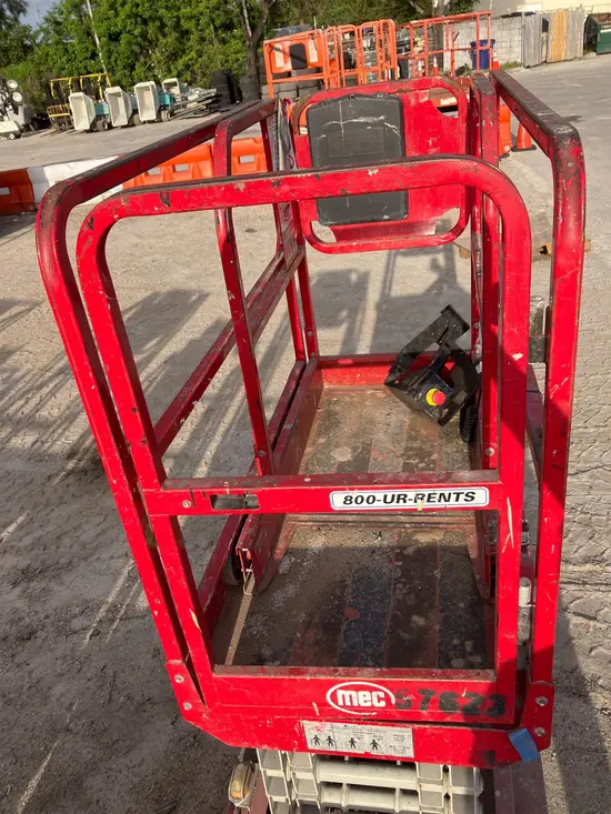 2018 MEC MICRO 19 Scissor Lift