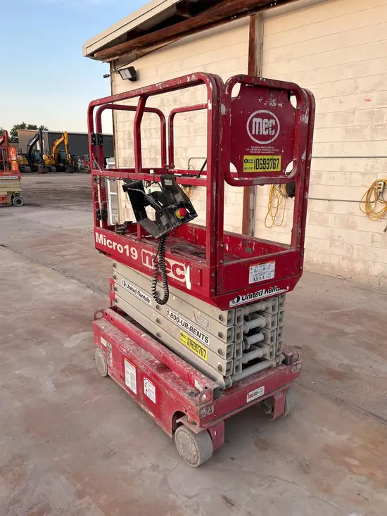 2017 MEC MICRO 19 Scissor Lift