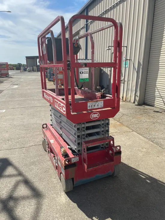 2017 MEC MICRO 19 Scissor Lift