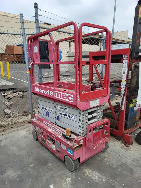 2018 MEC MICRO 19 Scissor Lift