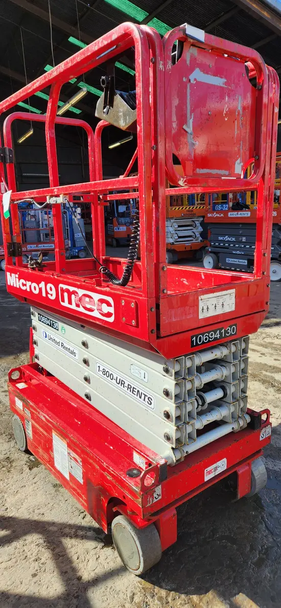 2017 MEC MICRO 19 Scissor Lift