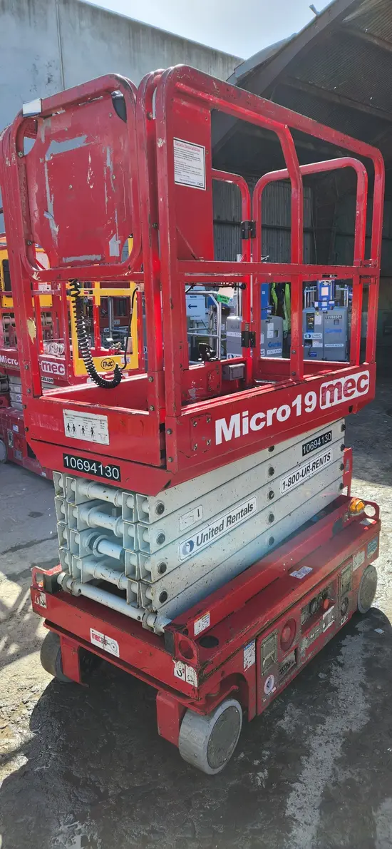 2017 MEC MICRO 19 Scissor Lift
