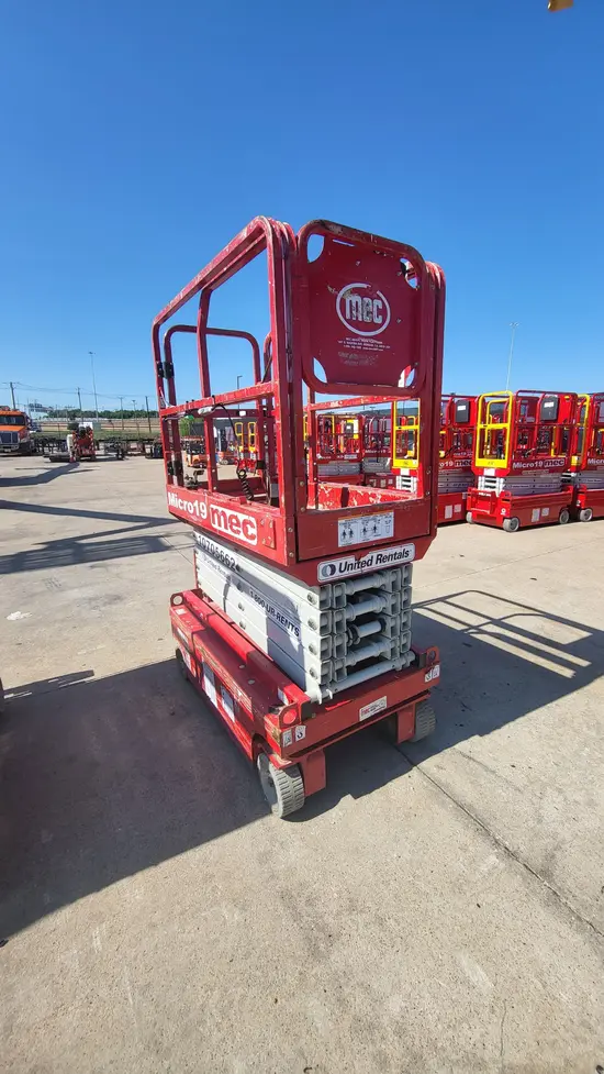 2018 MEC MICRO 19 Scissor Lift