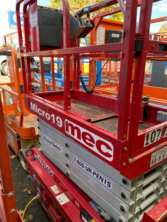 2017 MEC MICRO 19 Scissor Lift