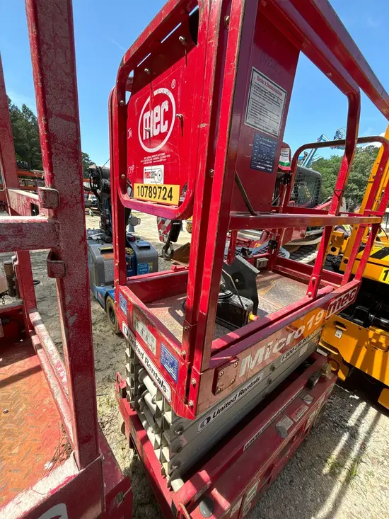 2018 MEC MICRO 19 Scissor Lift